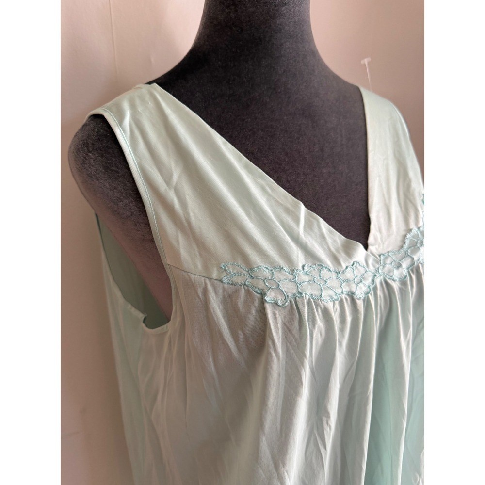 Vintage Vanity Fair Mint Green Embroidered V-Neck Nightgown USA Cottagecore M - Picture 4 of 11